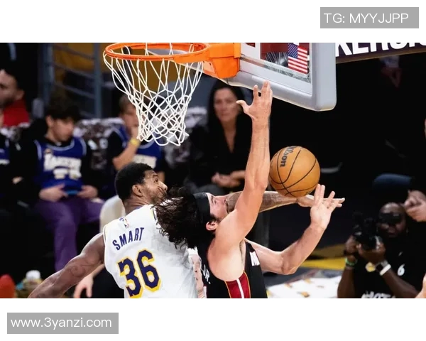 季后赛激战尼克斯对决热火双方争夺总冠军席位的精彩瞬间回顾